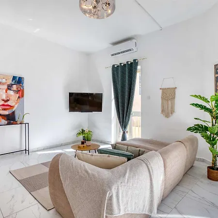 Bright & Modern 2br - Prime Walkable Area سليمة