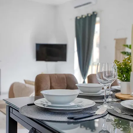 Bright & Modern 2br - Prime Walkable Area