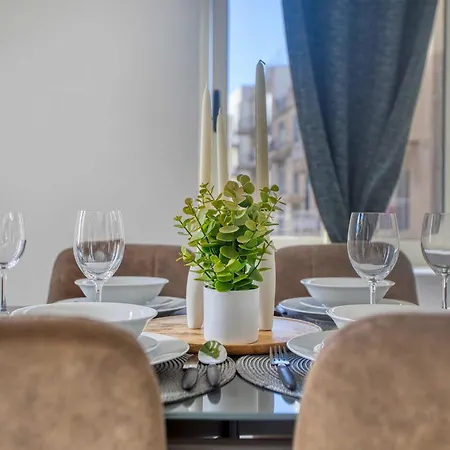 Bright & Modern 2br - Prime Walkable Area شقة